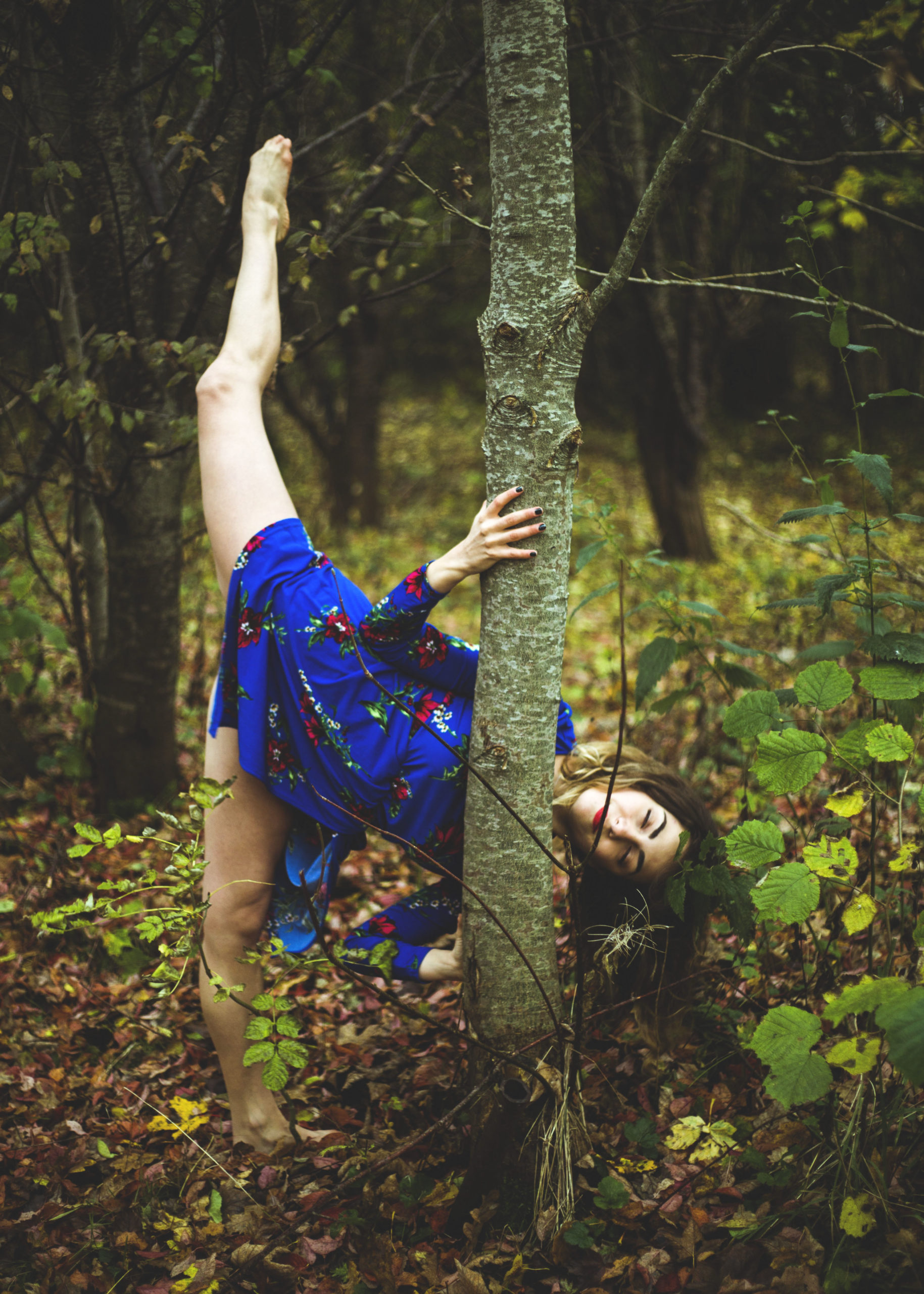 Marie Claire Graneri dansebillede ved træ, balletunderviser hos Dansestudiet Aarhus